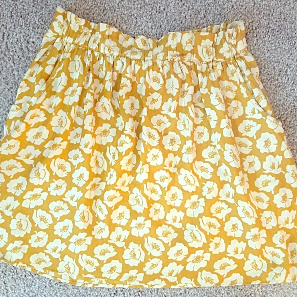 Cute Little skirt! XS/S w/ Pockets. Mustard & whte